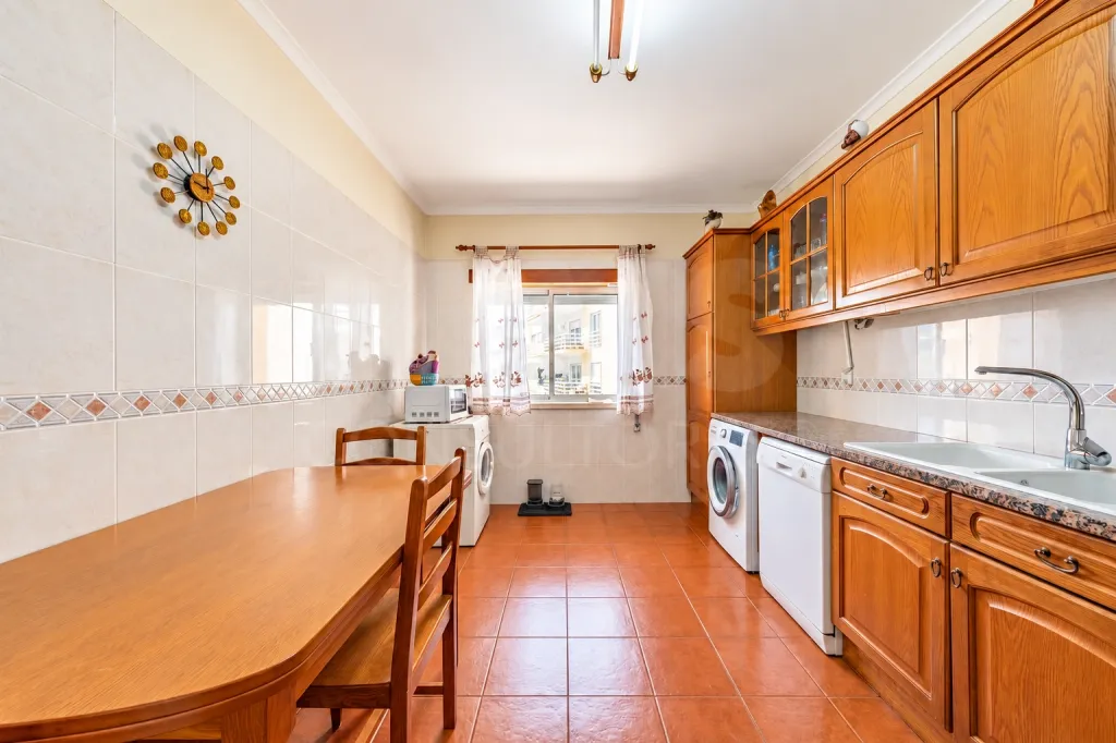 3-bedroom apartment with an elevator and a parking space.