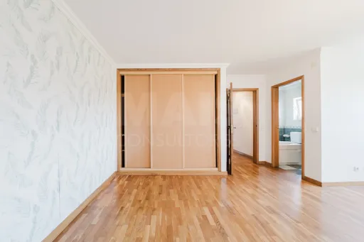 Moradia com 3 quartos em suíte, e terraço com vista desafogada.