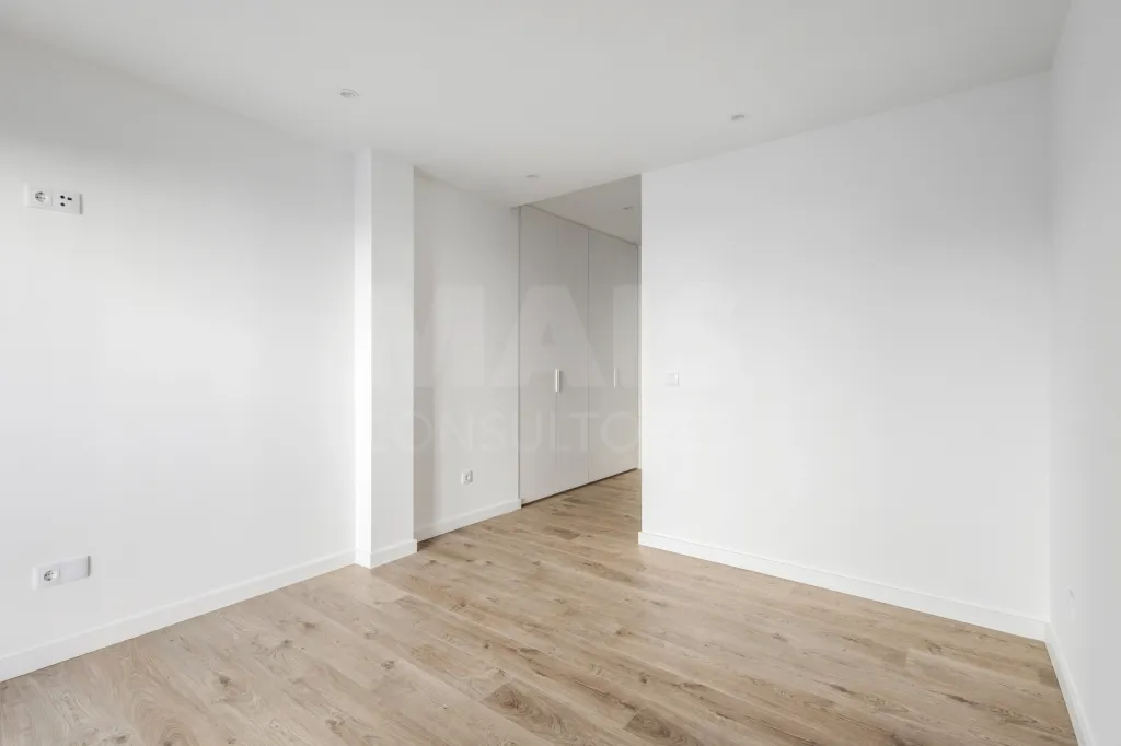 Apartamento T3 Novo com garagem -- Santa Bárbara
