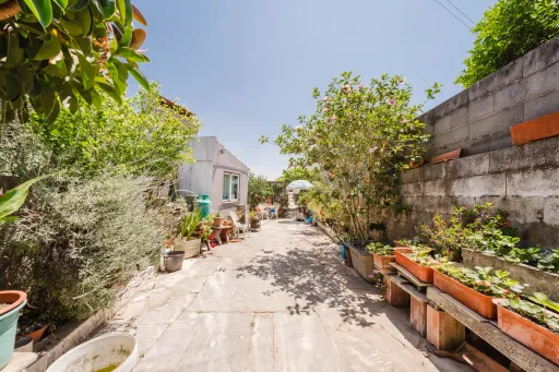 Moradia T2 em Alcanede, Santarém com Jardim e Terreno Urbano