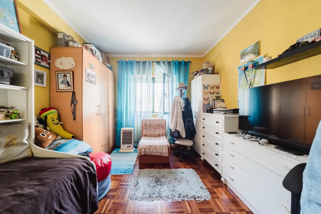 Spacious 3-Bedroom Apartment in Downtown Lourinhã with a Balcony and Terraces