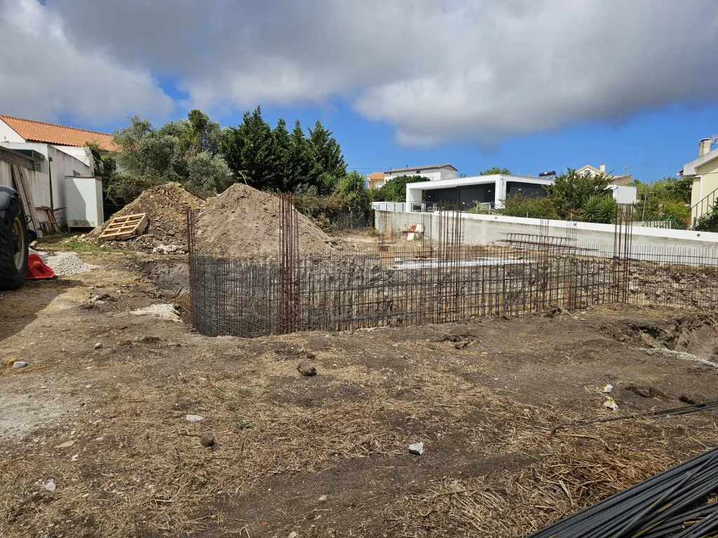 Moradia T3 Nova com Piscina e Garagem – Construção em Curso | Nadadouro