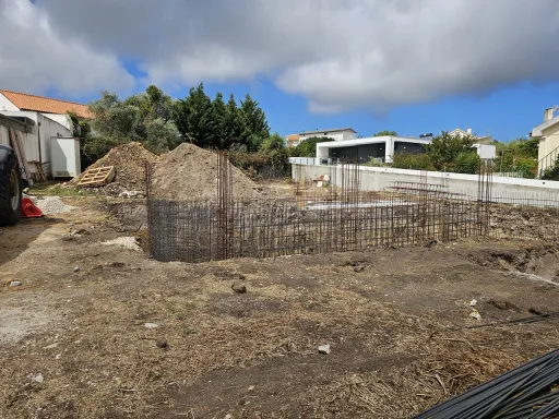 Moradia T3 Nova com Piscina e Garagem – Construção em Curso | Nadadouro