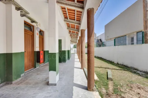 Edifício de 2 pisos em lote de 3750m2 em Peniche
