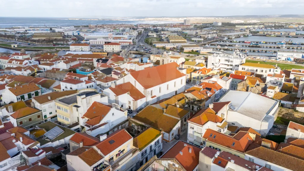 Dois prédios com 5 frações no centro de Peniche