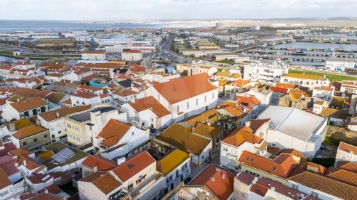 Dois prédios com 5 frações no centro de Peniche