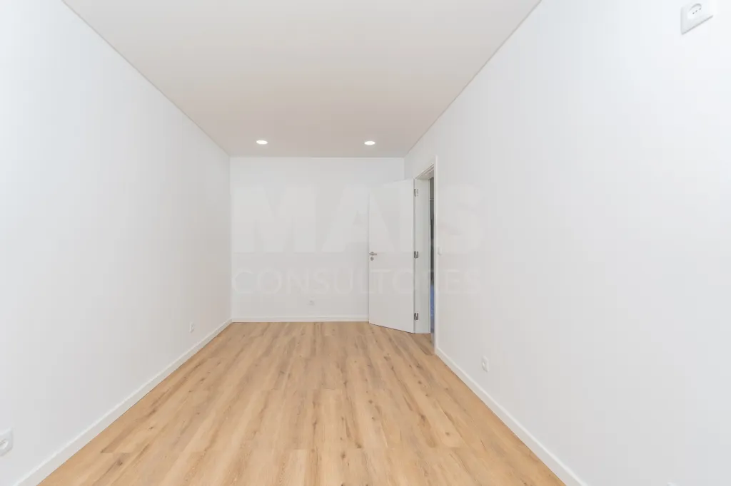 Apartamento T2 Totalmente Remodelado com Varanda no Coração de Alverca | Modernidade, Conforto e Localização de Excelência