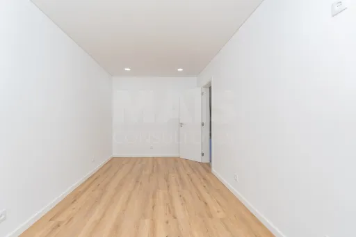 Apartamento T2 Totalmente Remodelado com Varanda no Coração de Alverca | Modernidade, Conforto e Localização de Excelência