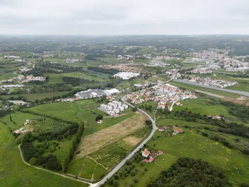 2 Moradias p/a recuperar em terreno plano c/ 4.603m2