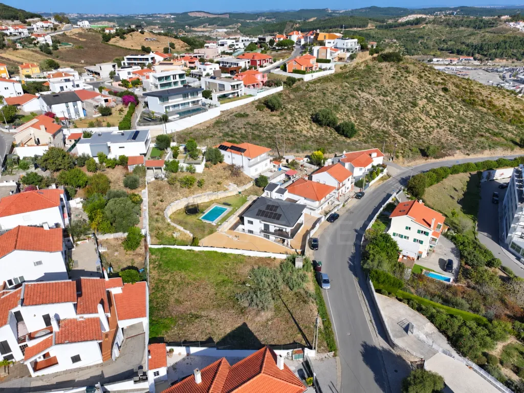 Lote Urbano c/ 464m2 e Proj. para Moradia T4 com Piscina & Vista Desafogada | VARATOJO