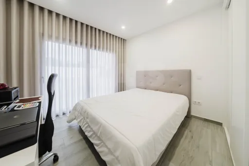 Moradia T3 Térrea Moderna em terreno c/ 2.610m2