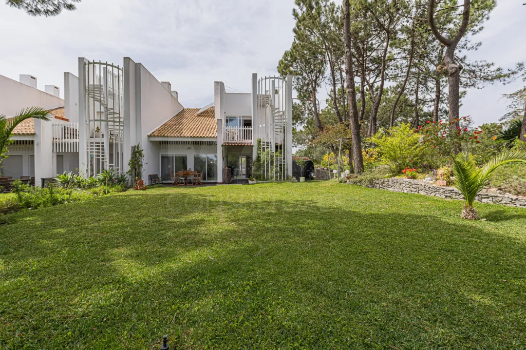 Moradia Contemporânea com terreno 700m2 em Soltroia – Próxima da Praia