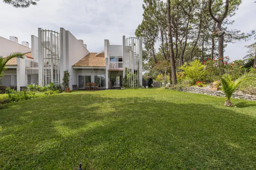 Moradia Contemporânea com terreno 700m2 em Soltroia – Próxima da Praia