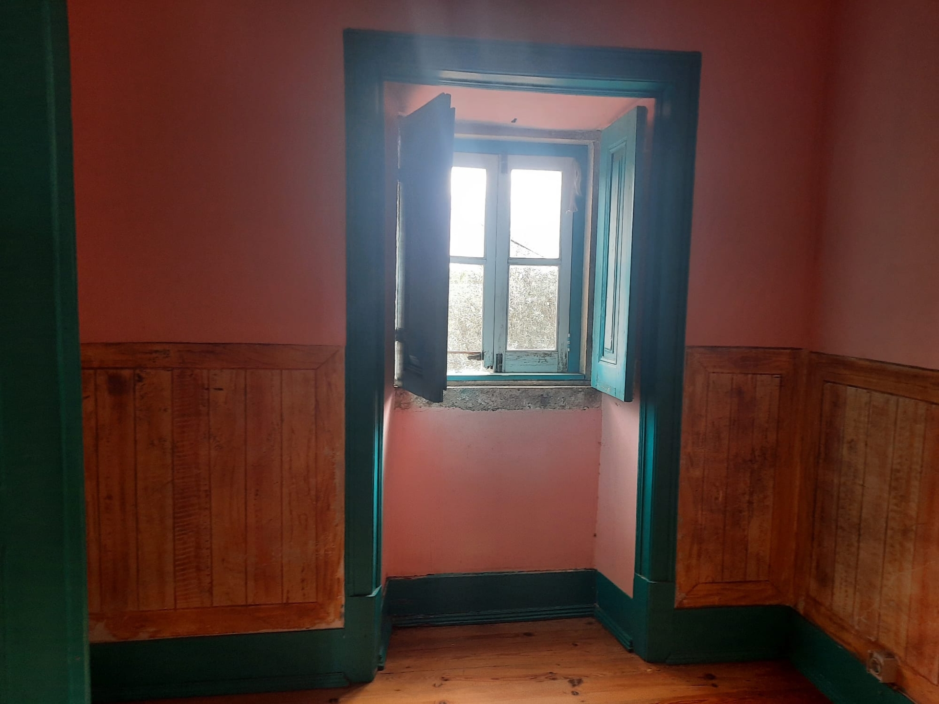 6-bedr. house with store and 4.600 m2 plot.Ferreira Zêzere- Chãos