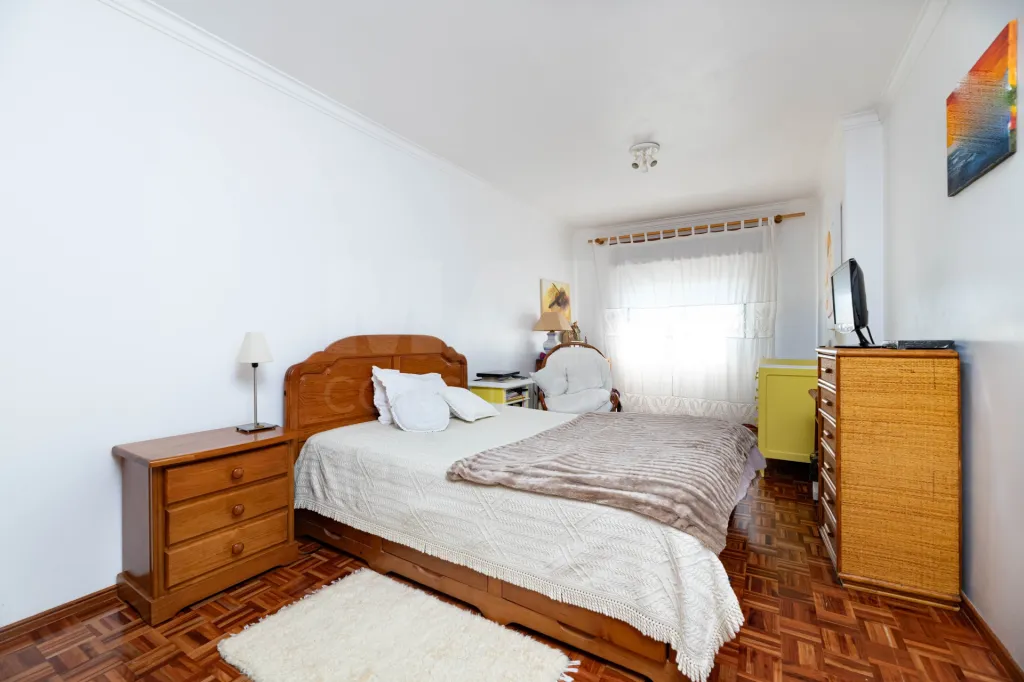 Apartamento T2 com Varanda e Arrecadação em Agualva Cacem - Sintra