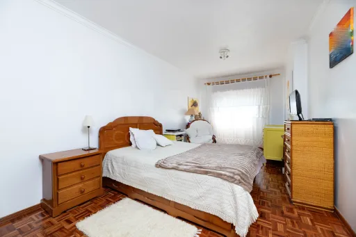 Apartamento T2 com Varanda e Arrecadação em Agualva Cacem - Sintra