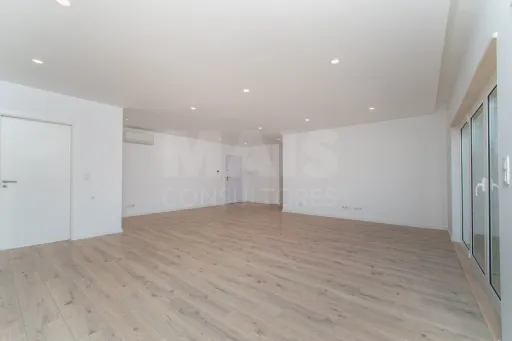 T3 Premium Seminovo com Varanda Excecional – Garagem - Elevador - Acesso Privilegiado a Lisboa