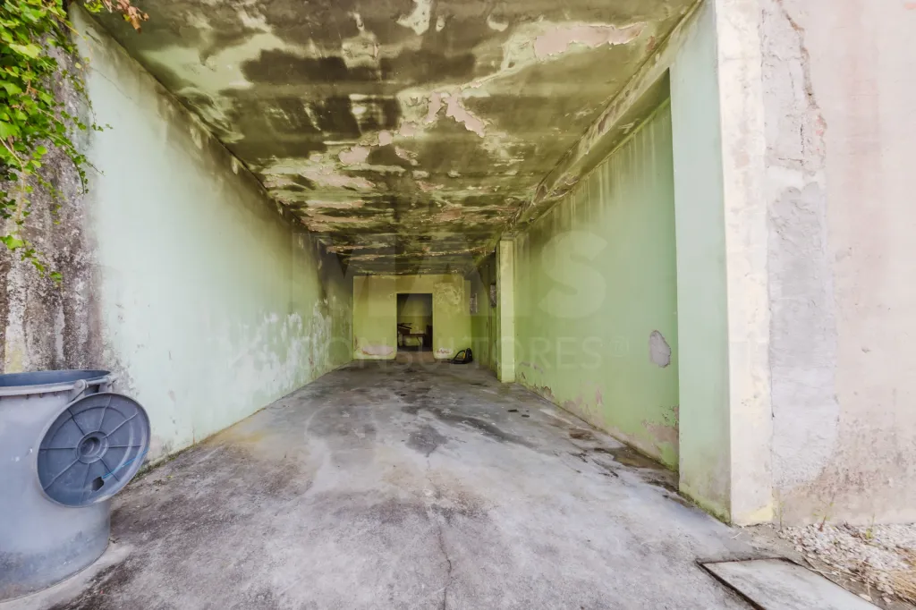Moradia T5 com Armazém e Terreno na Usseira, Óbidos