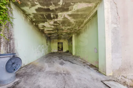 Moradia T5 com Armazém e Terreno na Usseira, Óbidos