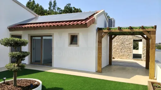Moradia Térrea c/ Piscina, Jardim, Anexo, Garagem e Parqueamento, Inserida em Lote de 3.476m2 !
