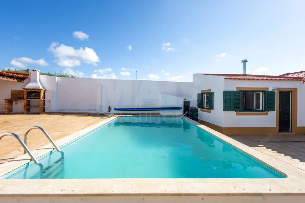 Moradia e dois Anexos T1 com piscina em Casais Mestre Mendo
