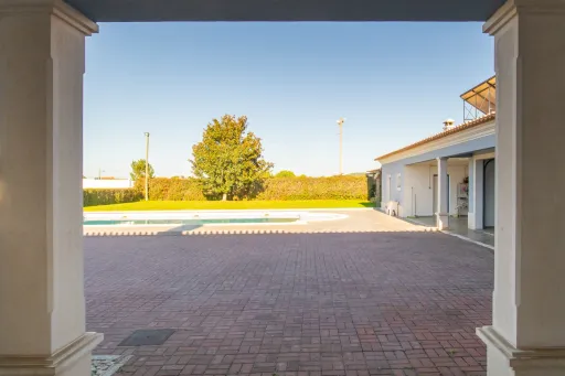 Moradia T4 com Piscina, 3 Garagens e Terreno de 3.179 m² em Almeirim
