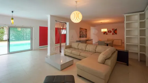 Casa isolada T4 c/ 3 pisos, piscina, lote murado c/ 875m2. Fica dentro da Beloura II... 