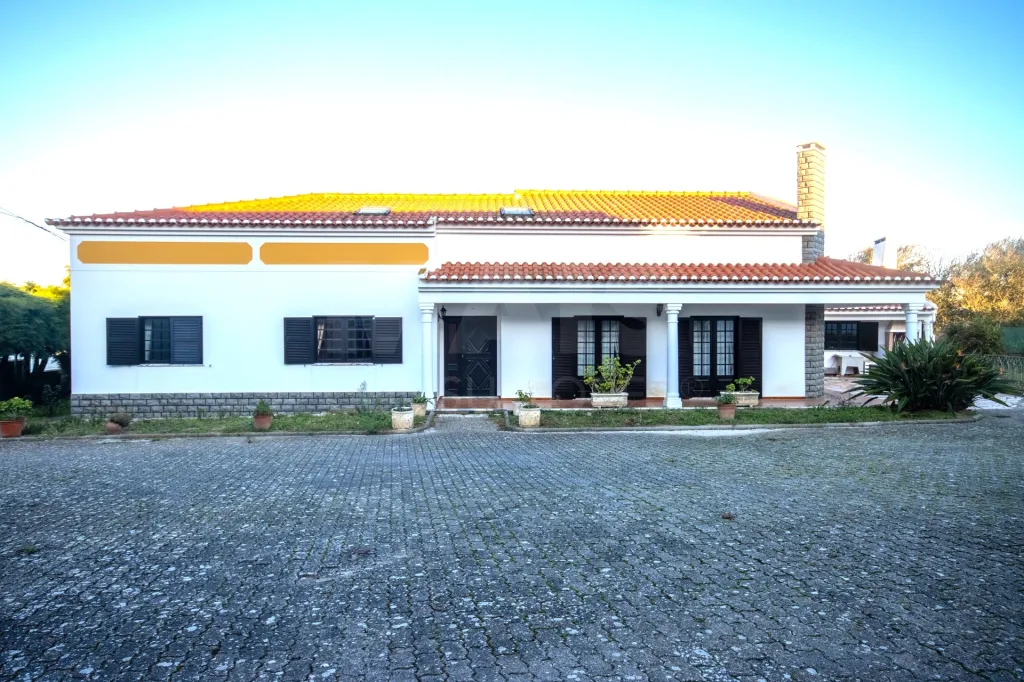 Moradia Térrea T7 no Centro da Vila de Atouguia da Baleia