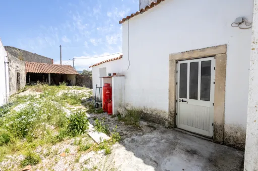 MAIS DE 300 m² DE CONSTRUÇÃO, PÁTIO PRIVADO E GRANDES ÁREAS DE APOIO | TURQUEL
