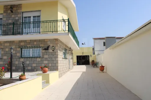 Moradia com 3 Apartamentos Independentes | Ideal AL | Perto da Praia da Areia Branca
