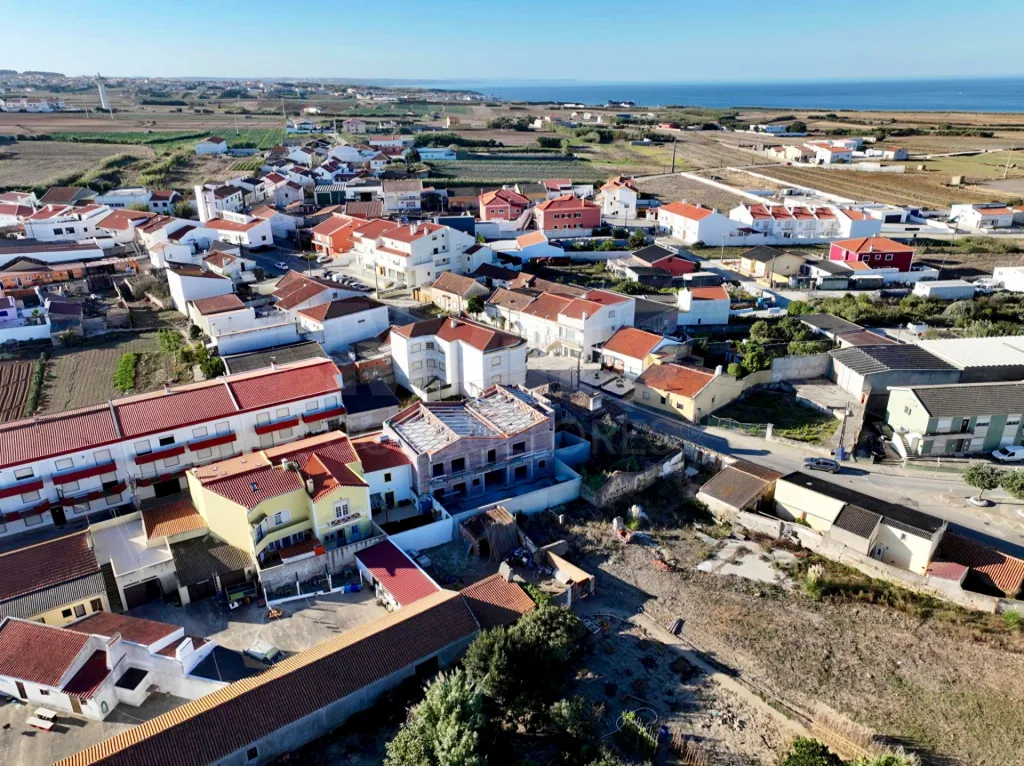 Apartamento T2 com Varanda & Parqueamento Privado, a 1 km da Praia da Consolação | Atouguia da Baleia – Peniche