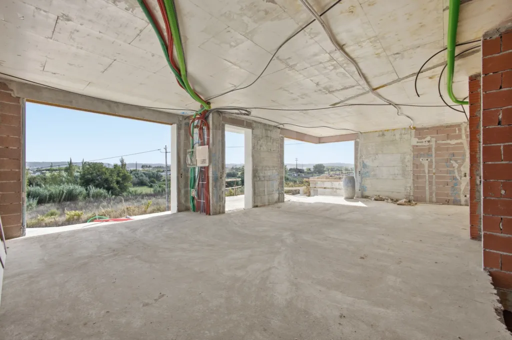 Moradia T4 com piscina em lote de 759m2 em Amoreira Óbidos