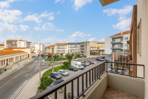 Apartamento T2 remodelado com 2 wc e varanda