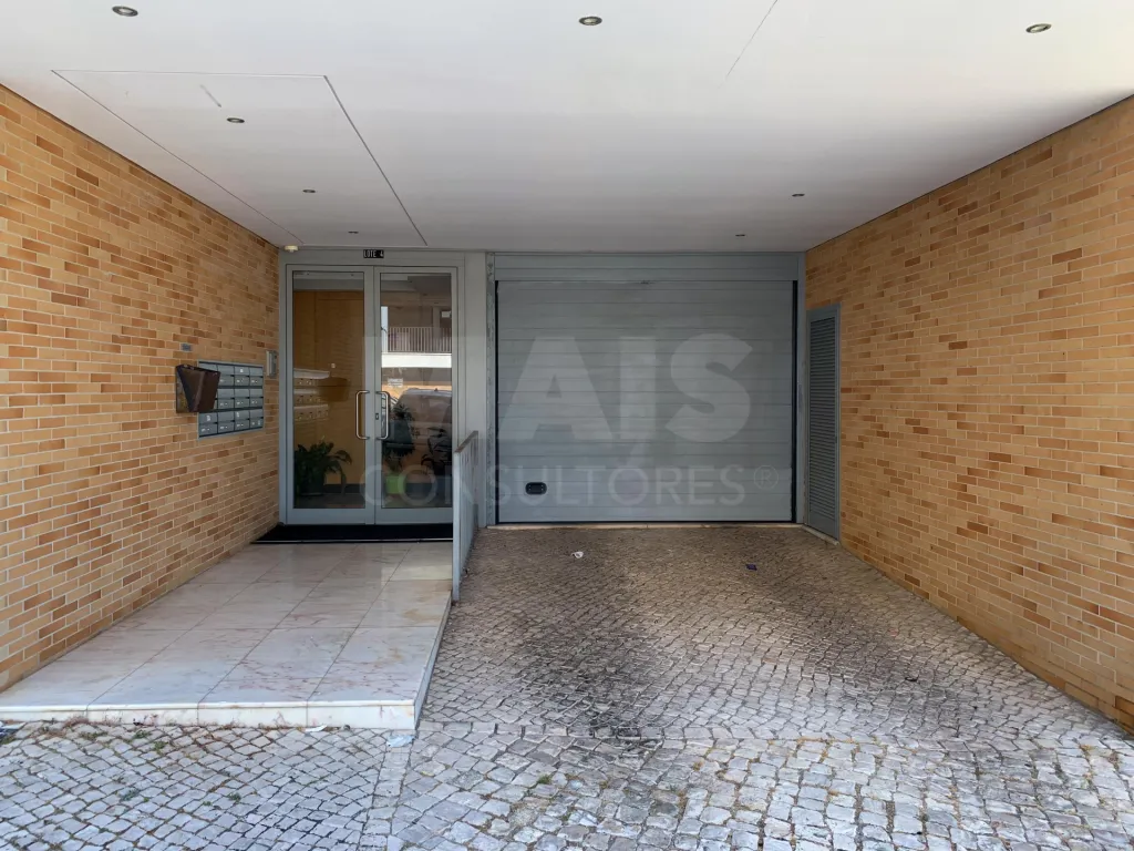 Apartamento T3 com garagem e arrecadação - Caneças