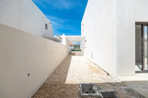 Moradia T3 (3 Suítes) com piscina e jardim - Salir do Porto