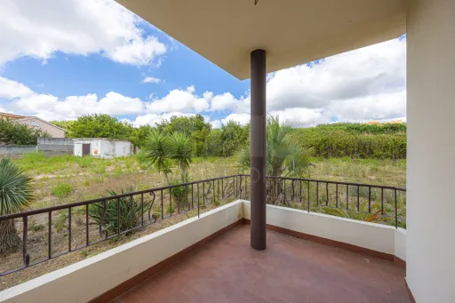 Moradia T6 Remodelada com Vista para a Serra de Montejunto
