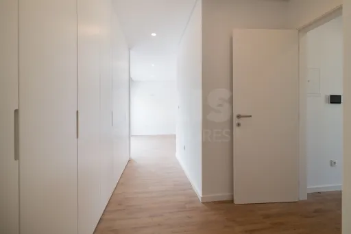 Moradia Geminada T4 + 1 em Famões