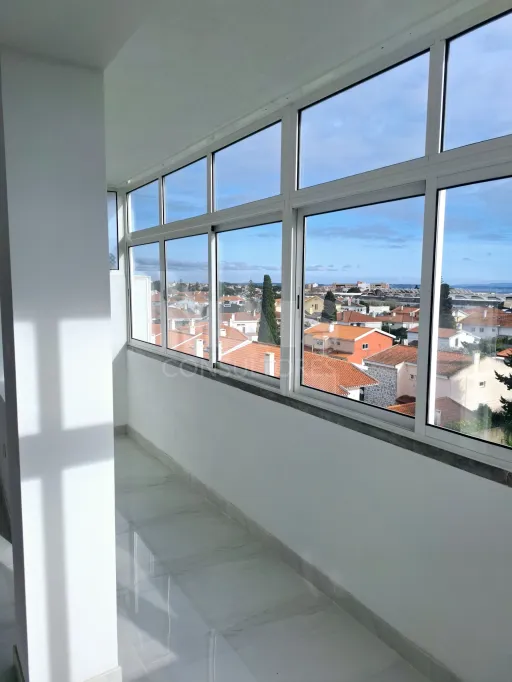 Apartamento T3 Remodelado em Carcavelos, Cascais