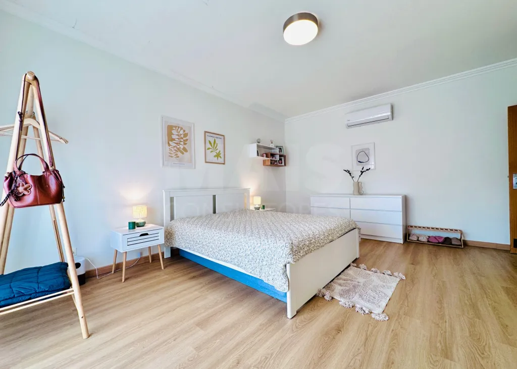 T4 Duplex Renovado com 3 Varandas, Garagem Box e Arrecadação | São Domingos de Rana