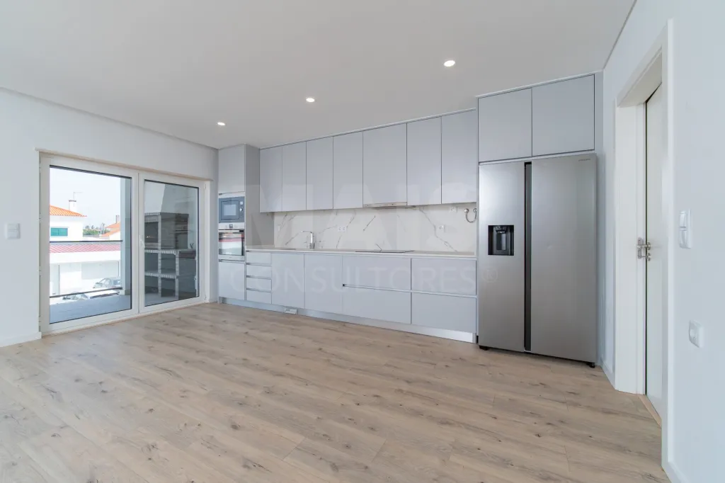 Premium, Like-New 3-Bedroom Apartment with Exceptional Balcony – Garage – Elevator – Convenient Access to Lisbon