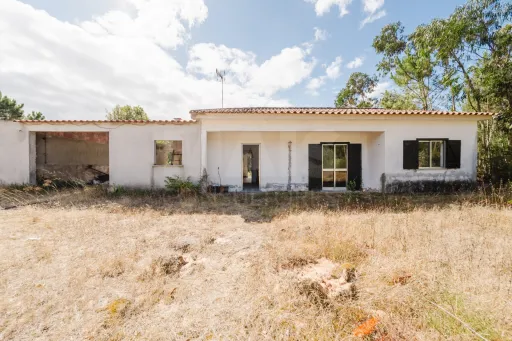 Casa antiga com terreno amplo em Salir de Matos