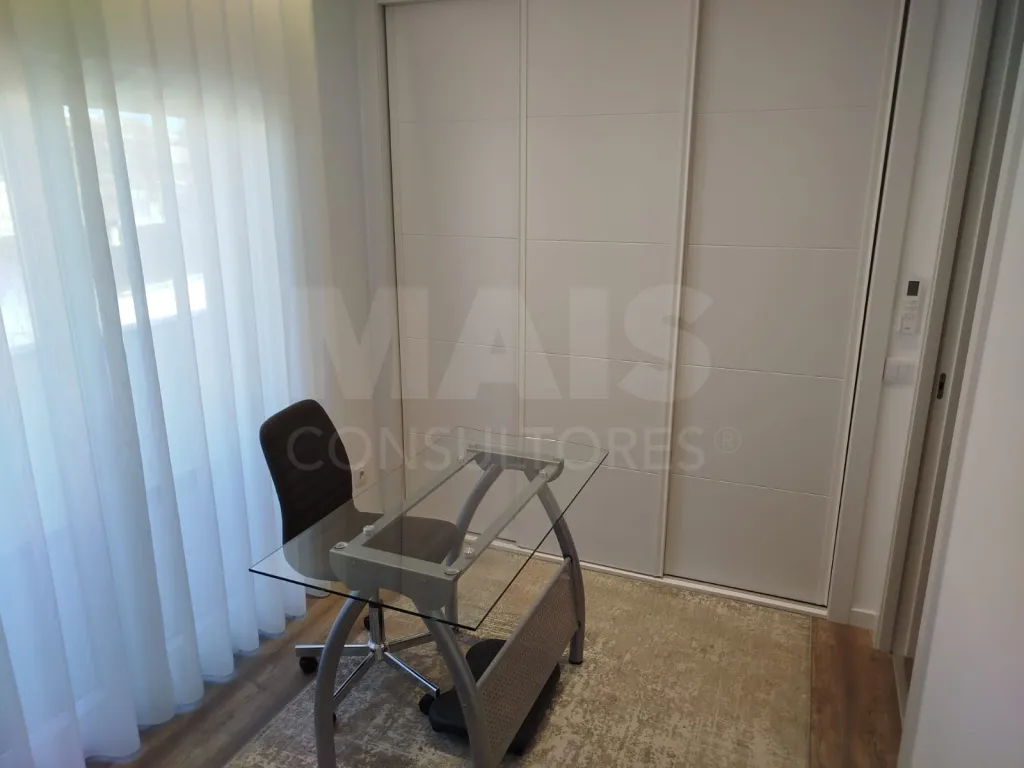 3-Bedroom Top-Floor Apartment with Panoramic Balcony, Garage, and Storage Room | Downtown Lourinhã, 10 Minutes from the Beach
