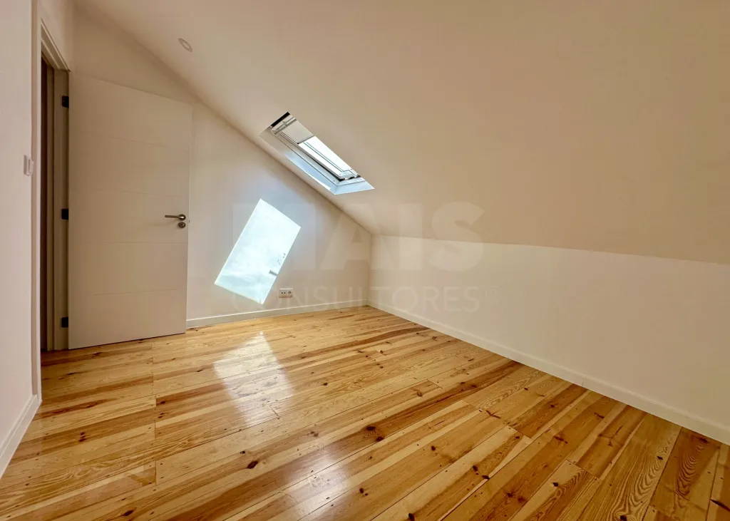 Moradia T3 em Banda Totalmente Renovada com Terraço - Avenidas Novas