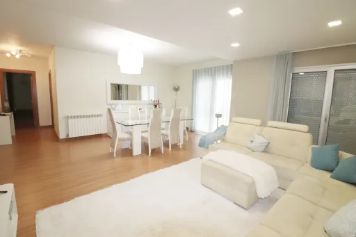 3-Bedroom Apartment at Quinta das Oliveiras with a 60-square-meter balcony