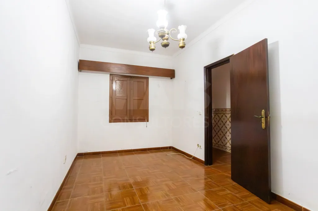 Moradia Térrea T2 para remodelar em Coruche-Vale Mansos