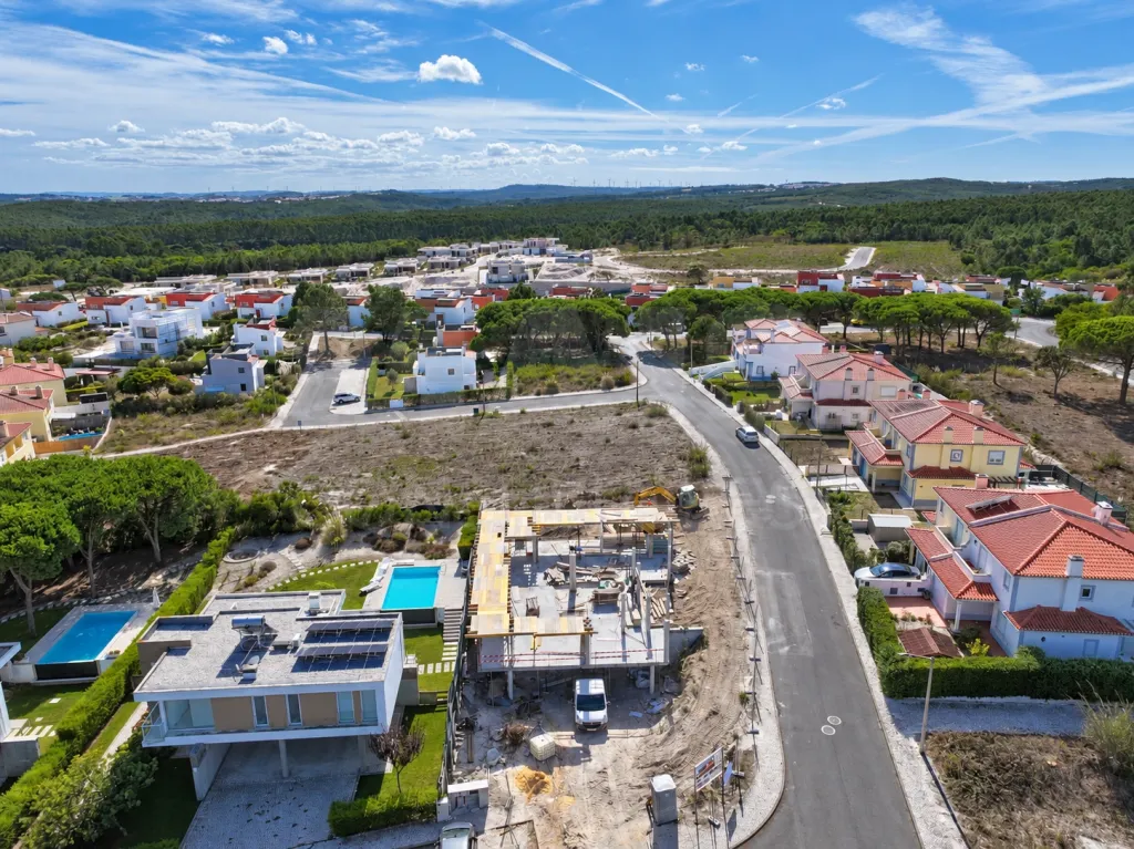 Moradia T4 c/ 3 Suites, Jardim, Piscina e Garagem para 2 Carros | LAGOA DE ÓBIDOS | OFF MARKET