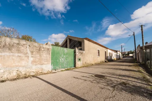 Quinta com duas moradias em ruína, poço e anexo com T0!