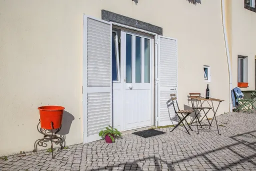 Apartamento com terraço e vista de rio