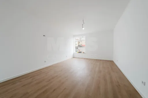 214 m² Store with Potential to Be Converted into a 4-Bedroom Apartment or Two Apartments – Excellent Investment Opportunity