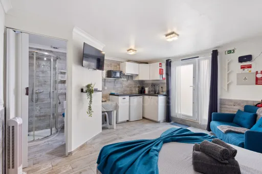 Moradia com 3 apartamentos e vista mar